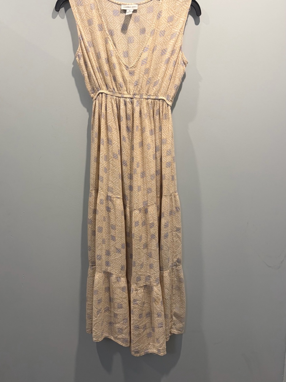 Sincerely Jules Printed V-Neck Tiered Midi Dress Size Small Beige Purple